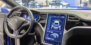Tesla insists on fully autonomous driving safety