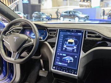 Tesla insists on fully autonomous driving safety