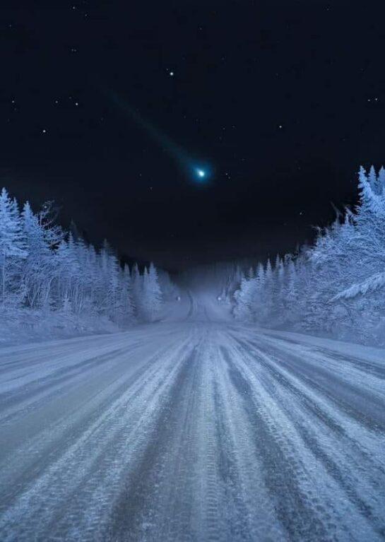 Comet Leonard in the frigid Canadian night.