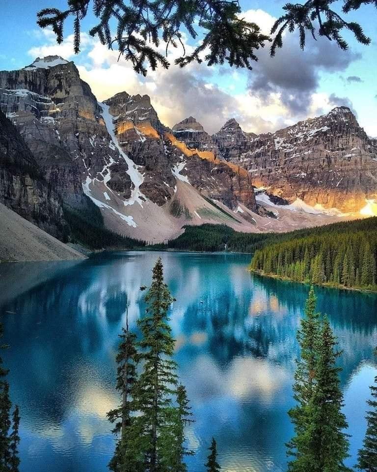 Moraine Lake, Alberta,Canada