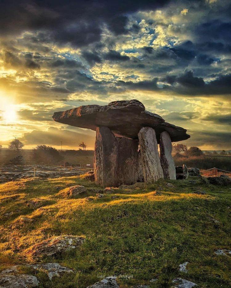 Paulnabrone, Dolmen, Burren, County Clare, Ireland