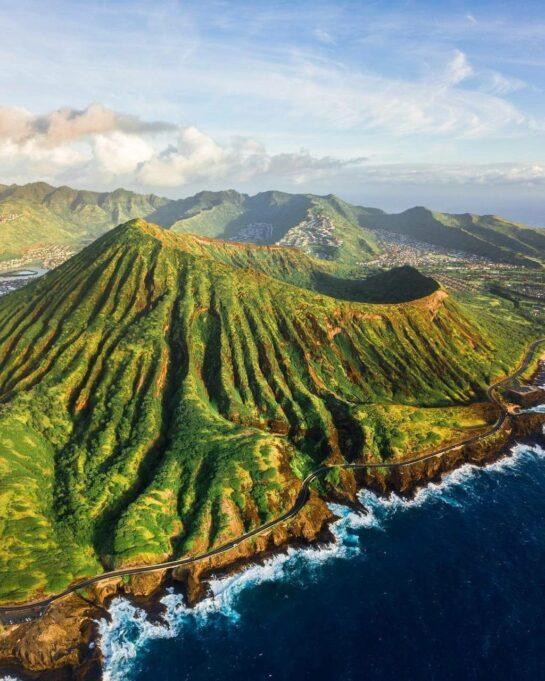 The Hawaiian Islands are a picturesque archipelago in the Pacific Ocean